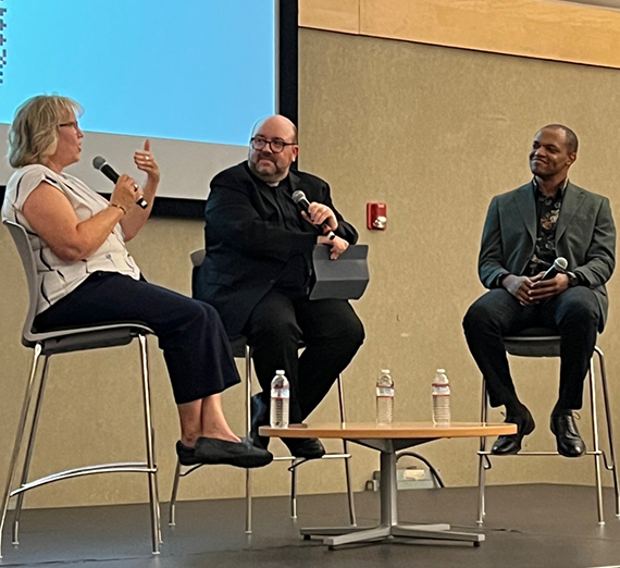 Совет наслаждается солнечным днём в соборе Святого Петра.